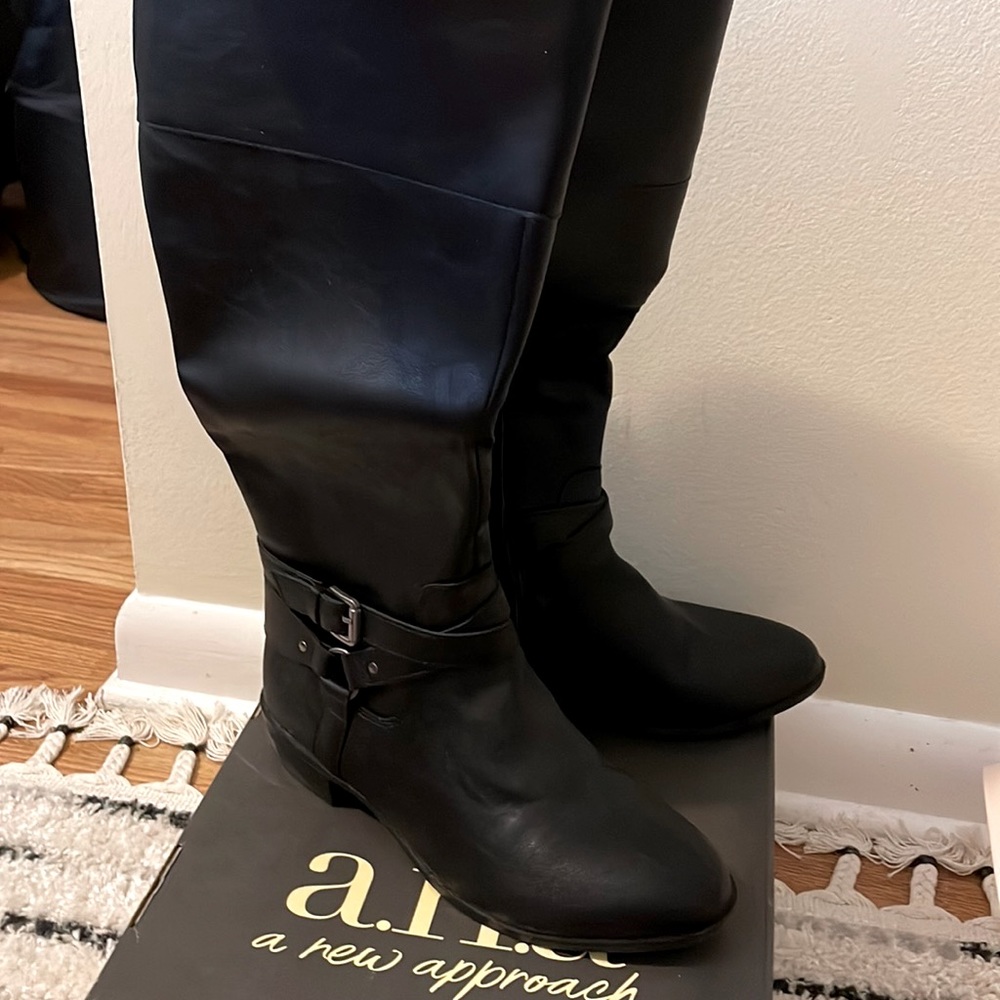 Anna Torrance black boots